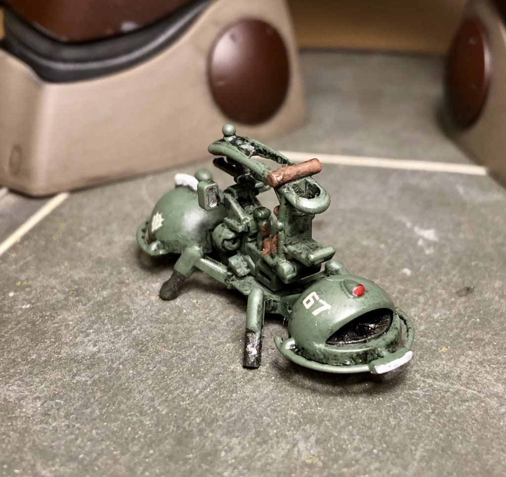 前後ファンのバンパー部？がファンと一体になっていたり銃座？ルーフ？のパイプ構造の部分が埋まっていたりするので、リューターでゴリゴリ開口してやりましたよ。