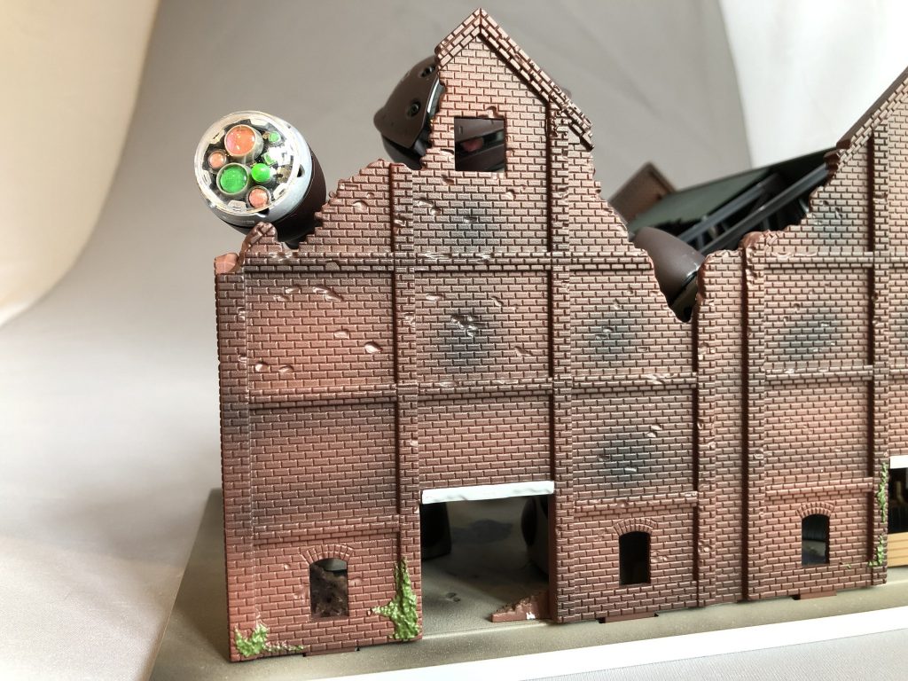 伸縮性のアームですからこのようにセンサーのみをかざし偵察を行います。センサーには光学センサー・赤外線センサー・集音センサーなどが内蔵されているイメージです。