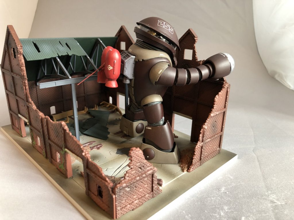 物陰から隠れて偵察。アッガイタソのキャラ的には「強行偵察」というよりは「隠密偵察」かな?と。