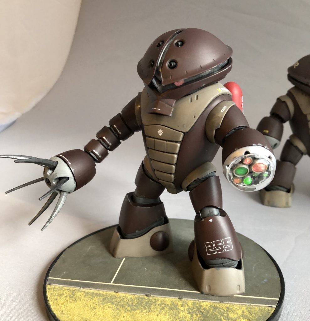 アッガイの腕部はクローや魚雷サイロなど様々な用途に換装できるようなので換装アタッチメントの1種として各種センサーユニットを内蔵した偵察用モジュールがあってもいいのでは?と言うことで作成してみました。クロー用の腕部先端を切断し、アクセサリーショップで見つけた直径20mmのアクリルドームをハメこみ内部にはHアイズやなどで各種センサーを入れ込みました。(集合体恐怖症の方にはごめんなさいm(−−)m)