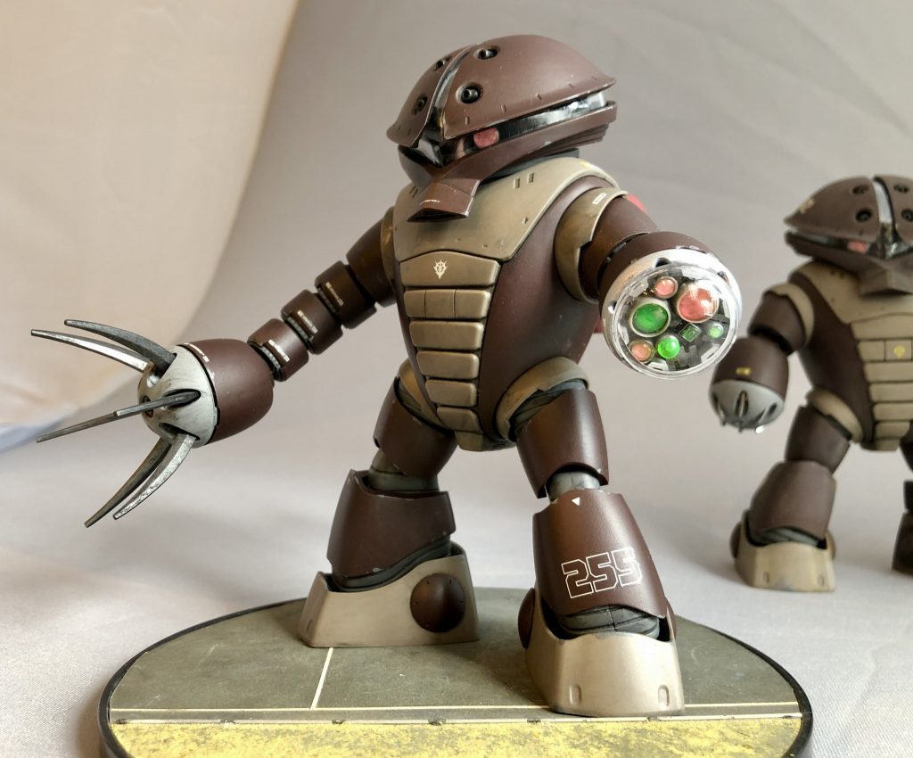 下記以外は成形色を生かした部分塗装。装甲裏:ニュートラルグレー頭部内部メカ、クロー、センサーユニット基部:ガンメタルジェットパック:あずき色最後までご覧いただきありがとうございました!