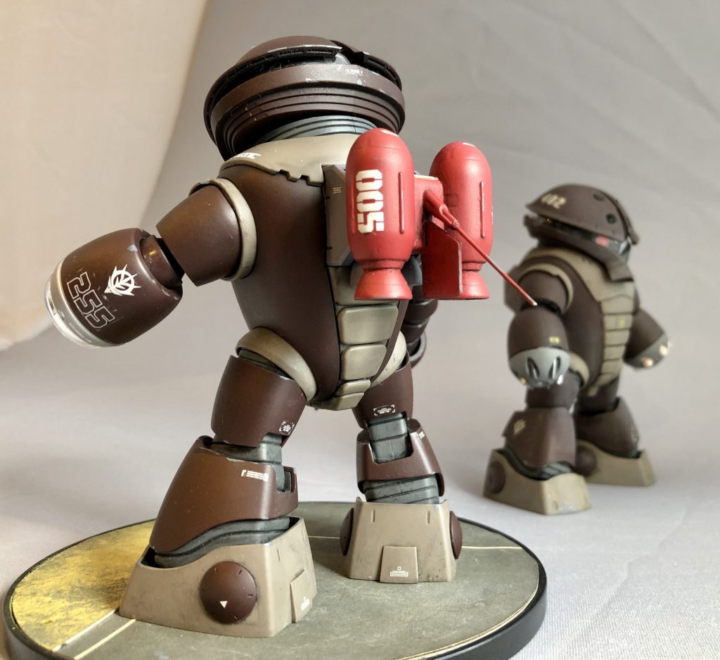 旧キットズゴックEよりジェットパックを移植。強襲上陸時というよりは緊急脱出時に使うイメージです。ジェットパックのアンテナは真鍮線に替えてあります。サーチライト部はシルバー塗装の上UVレジンにてコーティング。