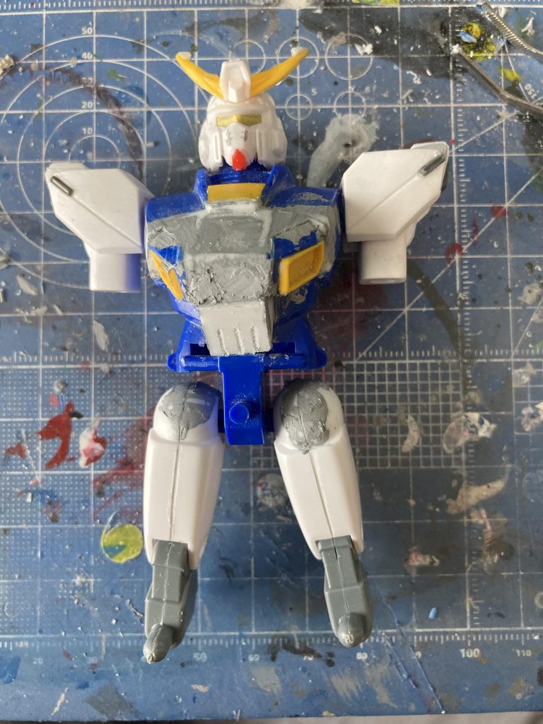 加工中の胴体元のダクト部周りをいったん切り取って、プラ板とパテで成形してから左右逆転させて取り付けました。プラ板でダクトを再現しようとも思いましたが、2つ同じものを作るのが困難で早々にあきらめました。