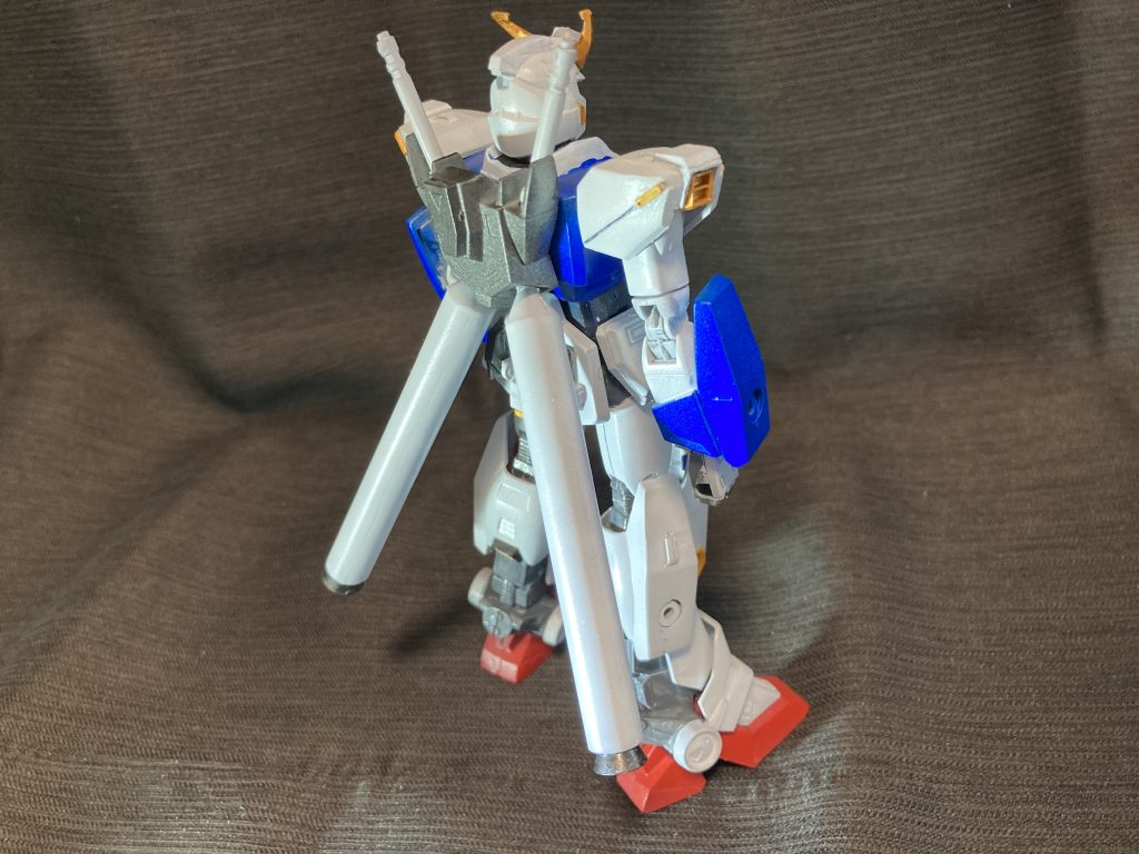 背面肩部のスラスターはWaveの角スラスター、プロペラントは同じくWaveの汎用品に丸スラスターを付けてます。