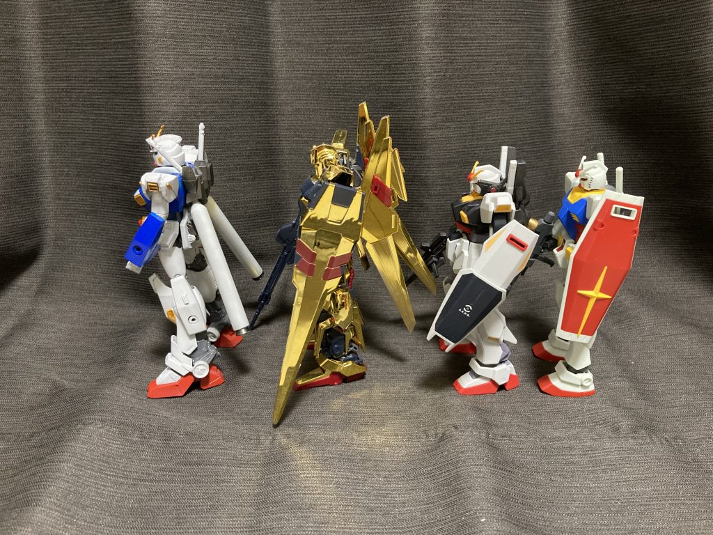 全高比較に。左からＦ８９、デルタガンダム、Ｍｋ－２、ＲＸ７８－２こうしてみると１８ｍ級というにはちょっと大きいけど、まぁ、大型ＭＳという意味では間違ってないサイズですね。