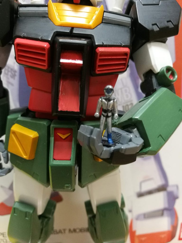 アムロフィギュアは、オリジン版をイメージしてシルバーに