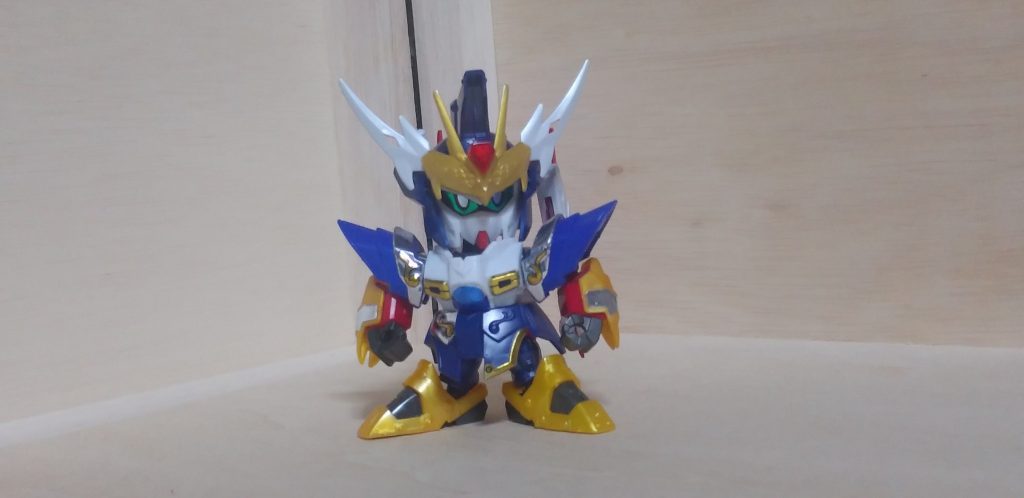 セイバーガンダムモチーフの武者となります。鳳凰のイメージを大切にするため、機駕の武将のパーツをメインに使っております。兜は新皇と同一モチーフ(ガンダムX)である曹丕に曹操の角飾りを、(上の写真は劉備の物ですが)肩鎧は機武帝曹操の物をほぼ丸々使用し、胸鎧は孫堅の物をセイバーに近付けています。バックパックは陸遜の物に徐晃サーペントのパーツを接着しています…瞬間硬化スプレーマジ最高。また写真はありませんが、軽装形態の頭部は一部イージスガンダムの意匠を入れています。