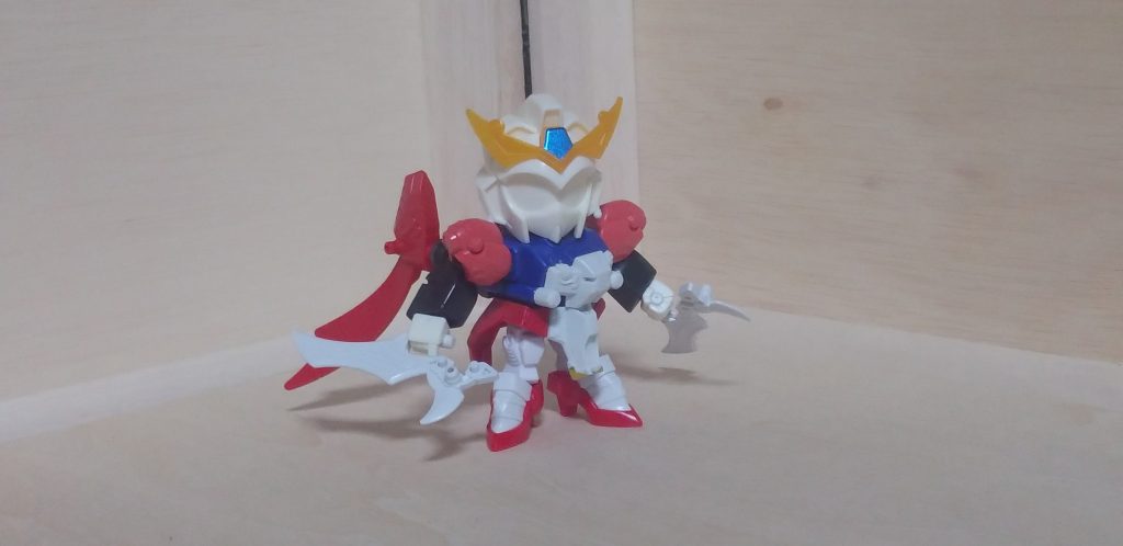 リーカがテストパイロット、ステラが搭乗した黒いガイアガンダムをモチーフとした女武者です。因みに外伝のステラガイア同様味方です。主に孫尚香ガーベラを使用し、頭部には楽進（余剰パーツ含む）と馬超と孫権（よく目を凝らして見て下さいね？）、胸鎧は馬超から、腕は貂蝉と祝融と于禁、腰は陸孫で、脚は尚香の腕（！）と于禁（踵を分割してビースト形態の足に出来るよう加工）、武器は尚香と祝融、天翔狩人摩亜屈（取っ手は周瑜ヒャクシキの武器から流用）を使っています。尚香の頭頭は犬耳に改造しました。また、彼女もバックパックに重心が行って自立できなかったので、本体に重りを入れています。