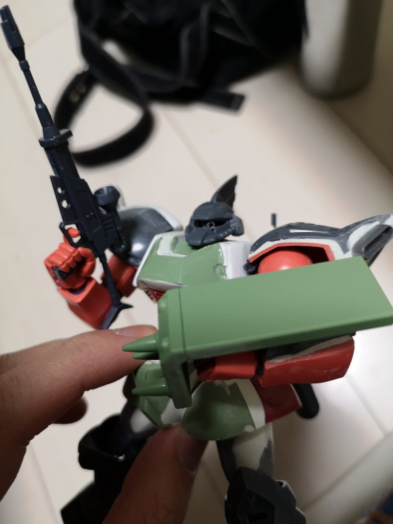 足は結局マリーネのをそのまま使用し、モノアイはモビルパイプで可動出来るように加工。後は外装を張り付けていきました。