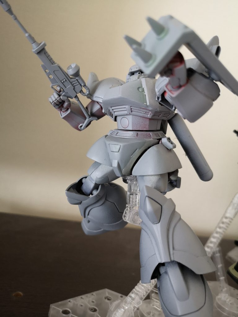 薄くサフを吹いて雰囲気を確かめつつ、プラ板の加工が目立たないように修正しました。