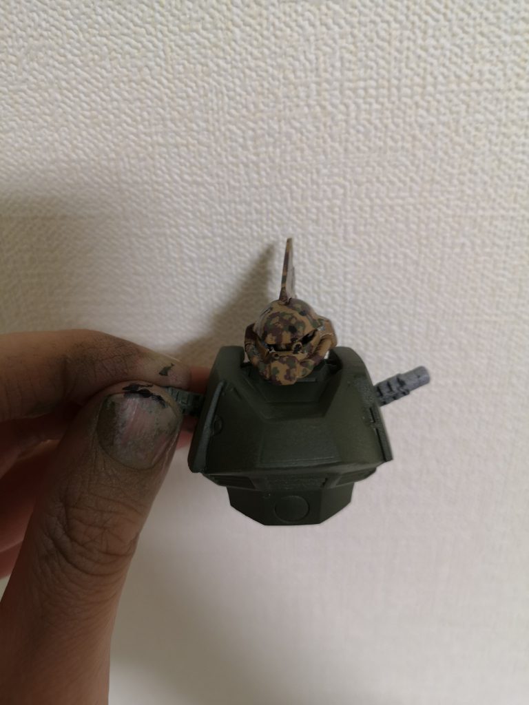 難所は塗装でした。旧ドイツ軍のエンドウ豆迷彩に近いので、大まかな塗装したあとに筆で斑点をツンツン突いて柄を作る工程でした。