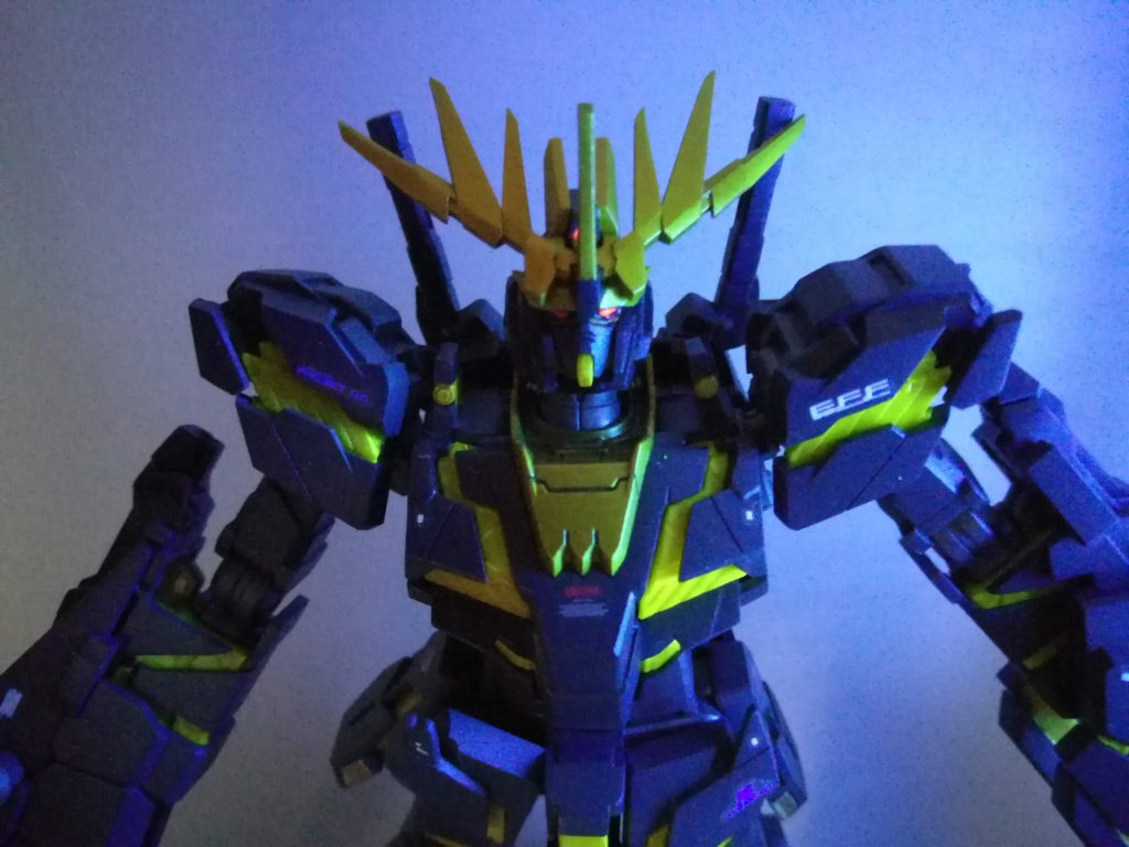 サイコフレーム、一応ブラックライトで光ります