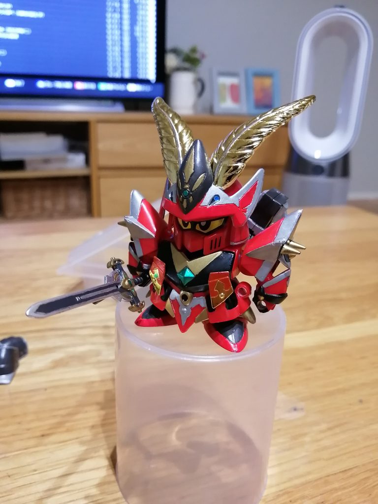 完成間近の麗騎士。カードダスやパッケージの絵柄では、胸部の金メッキパーツは上部分が赤となっています。しかしうまく塗料が乗らず、だいぶ色味も違ったので、結局は塗装を落とし銀メッキにしています。