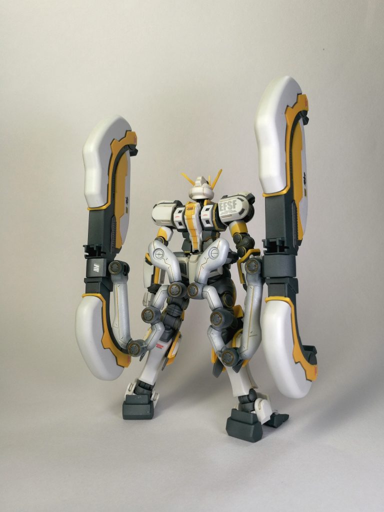 サブレッグのアームのみ、エアブラシで塗装してるのでやたら綺麗サブレッグは大きく、かつ曲面が目立つので、パールがとてもよくきいてますね