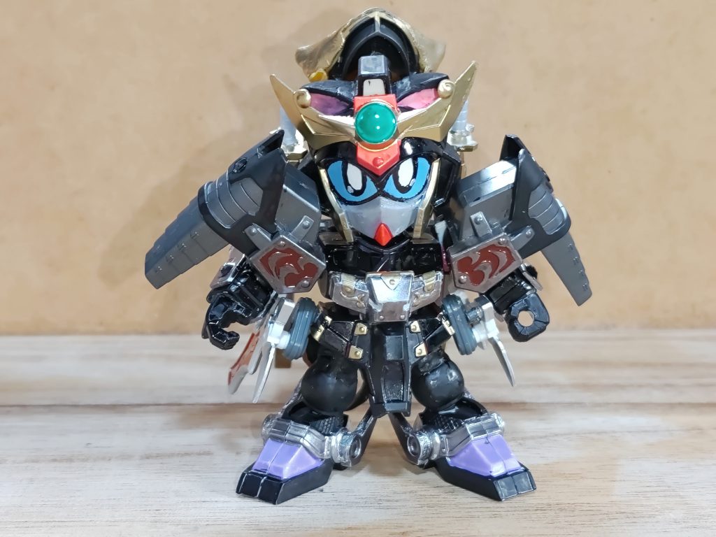 （こちらはTwitterに載せた時の状態です。）塗装はガンダムマーカー（一部混色）、瞳は描いています。実は彼女のみ、SMKフレームは使用できませんでした（首の可動は拡大してます）。当初は孫尚香ストライクルージュの脚部を使おうかと思ったのですが、背丈が他のキャラより大きくなってしまいそうだったので没としました。それと、長刀は塗装ハゲしまくっているため、「使い込み過ぎた」、「少々扱いが荒い」という設定にしました…。