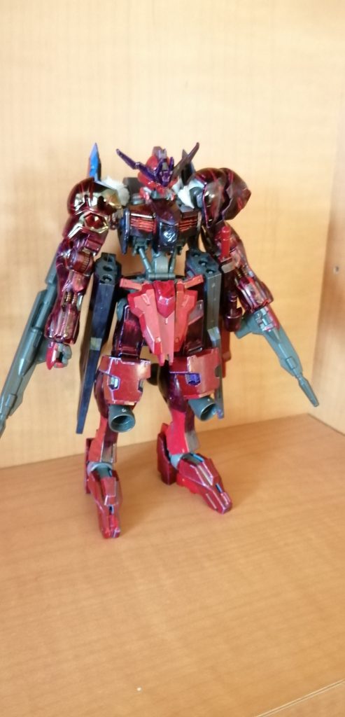 今回の『ガンダムタナトス』で使用したガンプラと、その部位です。頭部:メインはヴィダール。そこに、バルバドスのブレードアンテナとグシオンリベイクフルシティのカメラを追加胴体:バルバドスのものを使用。肩及び腕部:右肩はバルバドス、左肩はバルバドスルプスのものを使用。腕は左右ともにバルバドスルプスです。腰及び脚部:純正のヴィダール。何も改造してないという…武器類:メイスライフルには、フラウロスのライフルとバルバドスのメイスを使用。ハンドガンはヴィダールのまま。テイルブレードはバルバドスルプスレクスのものを使用。脚部ハンターエッジはヴィダールです。写真のないバーストサーベルとヴィダール専用ライフルはそのままです。