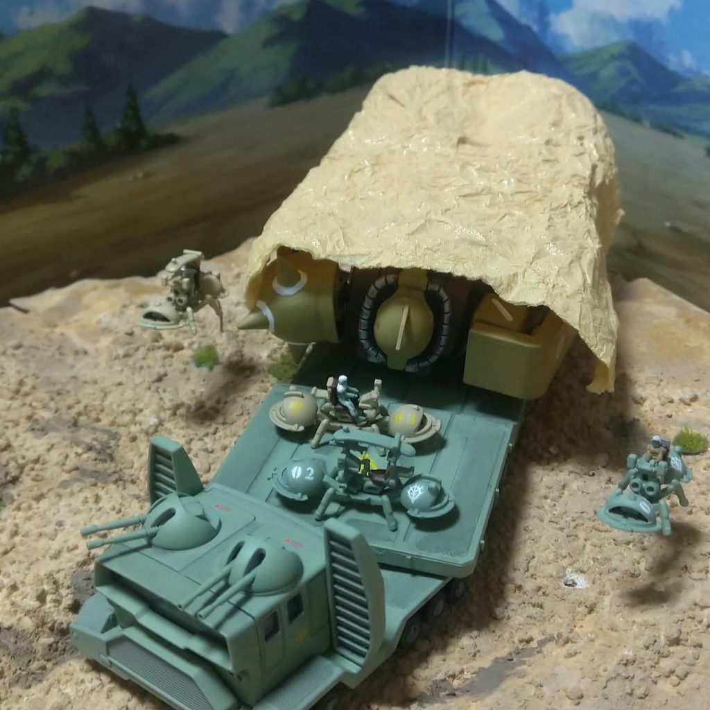 サムソントレーラーの紫色を、ミリタリー雰囲気にする為、ザクグリーンで塗装し、モビルスーツを隠す為のカバーは、ティッシュペーパーにつや消しスプレーで形を整え、その上からタンカラーのスプレーを吹き、モビルスーツの移動シーンを再現してみました。