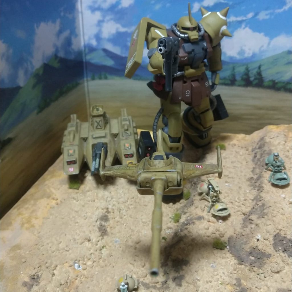 せっかくなので、小物で使用したマゼラアタックやワッパとザクの戦闘シーンを再現しました。マゼラトップは、針金で空中固定してあります。