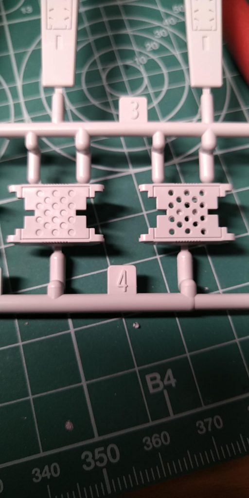 ファンネル展開していないので完成時には全然目立っていませんが凹穴モールド開口