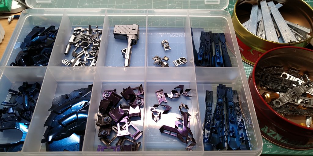 大型RGだけに部品点数がやたら多いので小分けにしながらの作業です 持ち手と乾燥台が足りません!