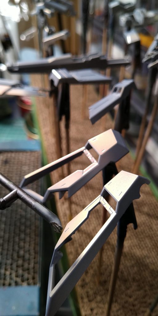 「チタニウムフィニッシュ風塗装」下地シルバーにクリアーホワイトのキャンディ塗装なのですが下地のシルバーで完成時の色味が全然違ってくるので未だに研究中 今回はクレオスのスーパークロームシルバー2を使いましたが青みが強いです 先日投稿したザクの太腿はガイアのEXシルバーこちらのほうが「白」に近いかも