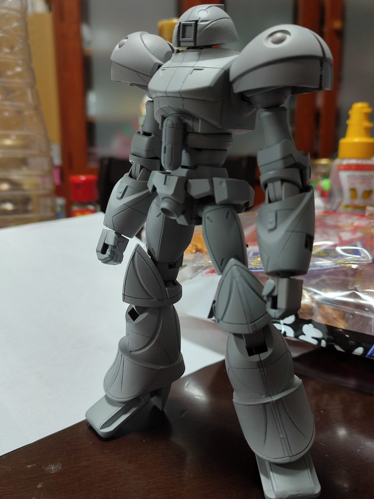 実際に組み上げてからのサフ吹きこの時点で下書きのスタイルとは程遠くなりました