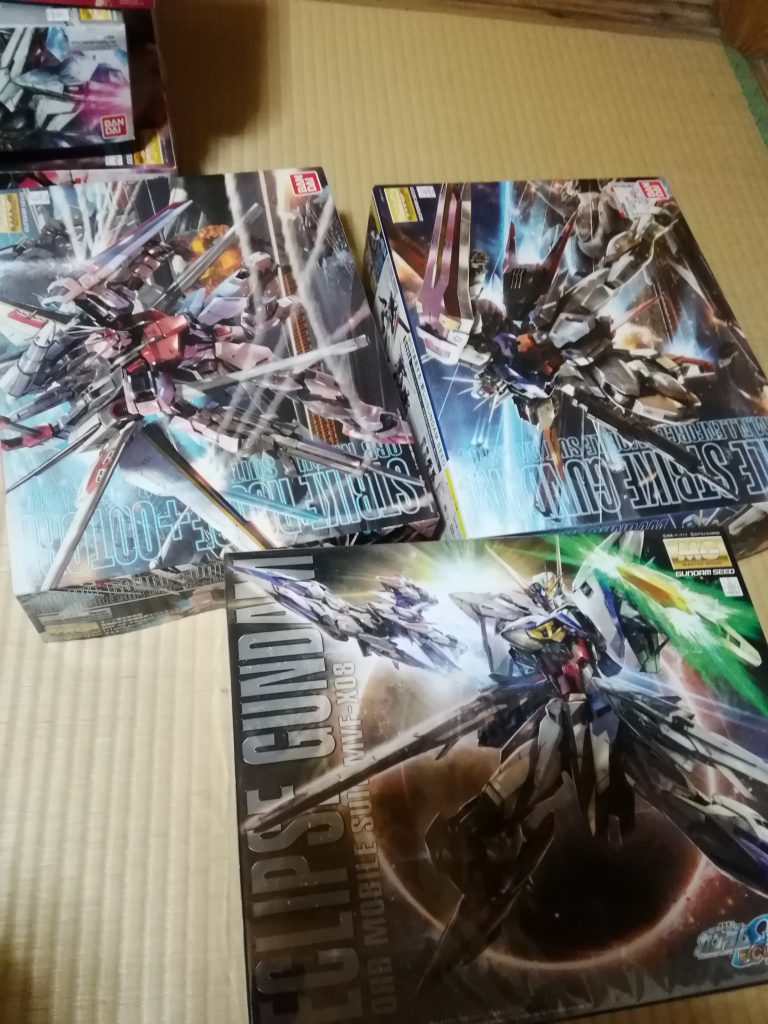 ストライクガンダム、ルージュ、エクリプスガンダムにつけていきます。