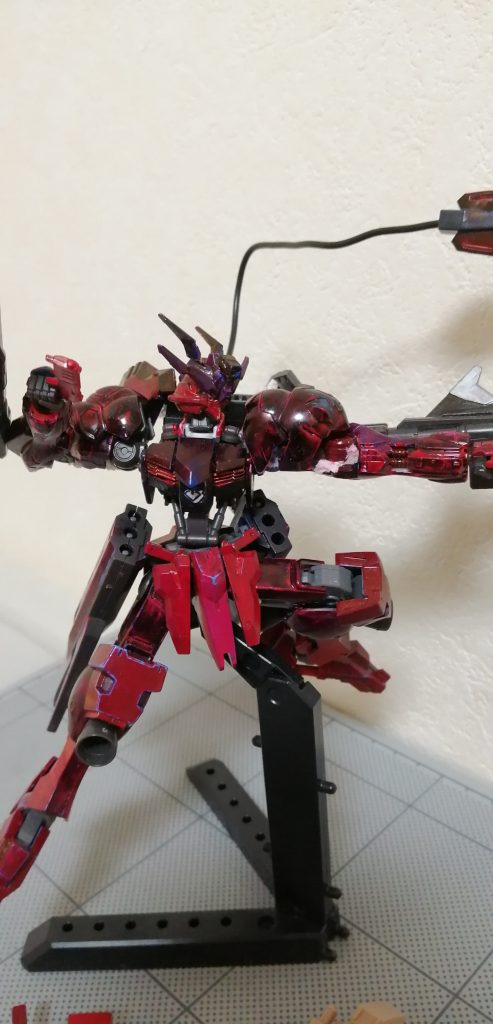 頭部に注目していただきたいのですが、グシオンリベイクフルシティの頭部精密射撃モード用カメラを追加しています。同系色でわかりにくい…バックパックはもちろん換装可能なので、上手くやれば見た目だけはフルバーストモードみたいになります。また、ヴィダールの頭部にこれまたバルバドスのブレードアンテナを割って増設しました。あと、肩が右と左で違うのはジャンクパーツが足りなかったから…我ながらガバイ