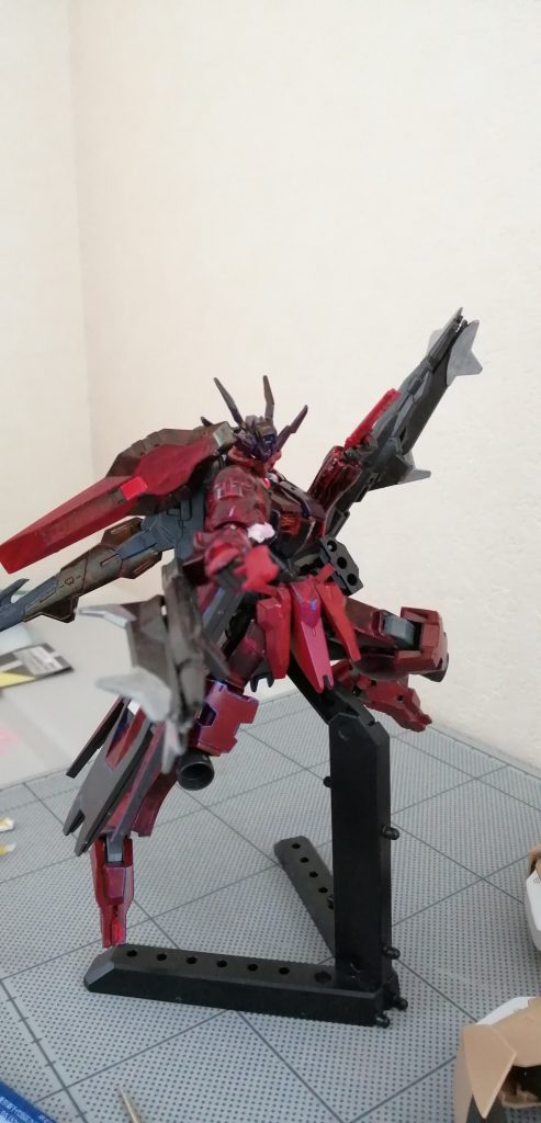 ポージング.2場所変えただけかな…？テイルブレードが塗られたのと、頭部になんか付け加えられてます。