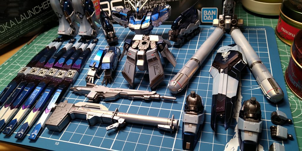 最終組立前に並べて撮影ここから組み上げる間は正に至福あと投稿日が投稿日だけに皆様ガンプと飾り棚の固定をお忘れなく 作成中の周辺片付けも地味に効果ありました(先日の九州地方地震)最後までご覧いただきありがとうございました