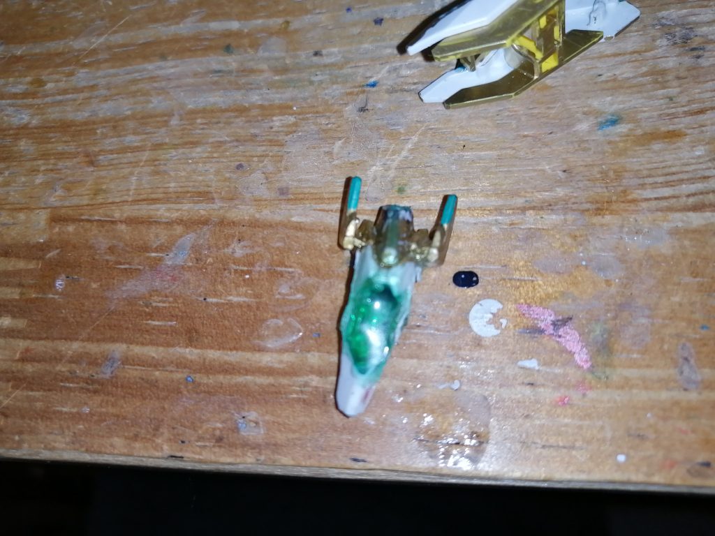 ボディのコアクリスタル　前は100きんのラメボンドグリーンを流し込んでいましたが今回はレンンを使いました