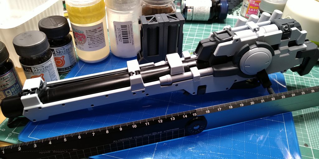 ハイメガ仮組と使用塗料(一部)とにかくデカい近所の模型店の展示会に出したいがレギュレーション(大きさ)に引っかかります