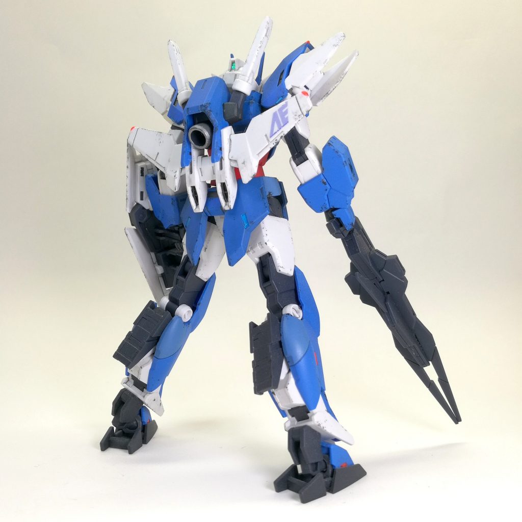 肩や羽の角、モールドの隙間などに蛍光レッドをおき、アクセントに地上で戦ってるイメージが強かったので、軽く汚しました