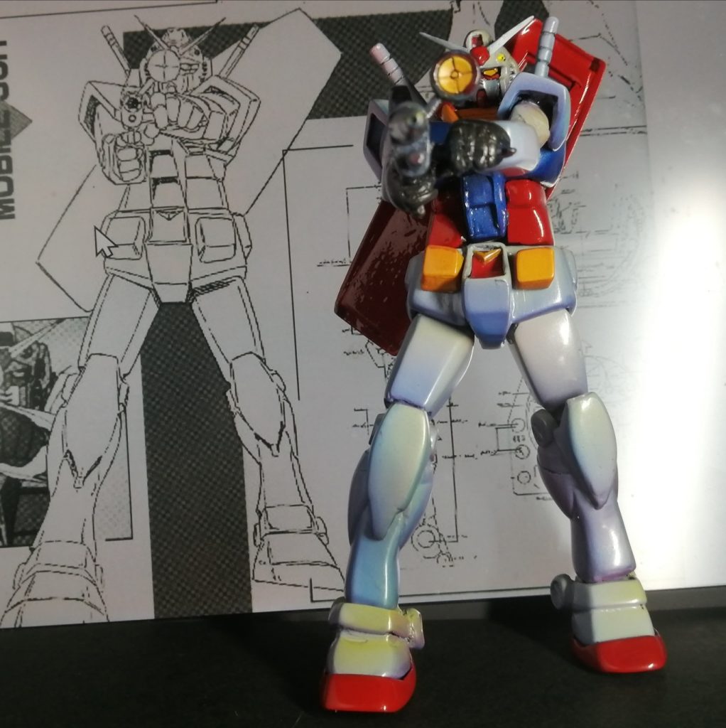 正面ビームライフル構えの設定画を参考に改造しています。塗装はチタン色下地からクリアカラー重ね吹き、シャドウにクリアブルー、クリアレッド、ハイライトにクリアイエローを吹いて安彦カラーを意識しています。