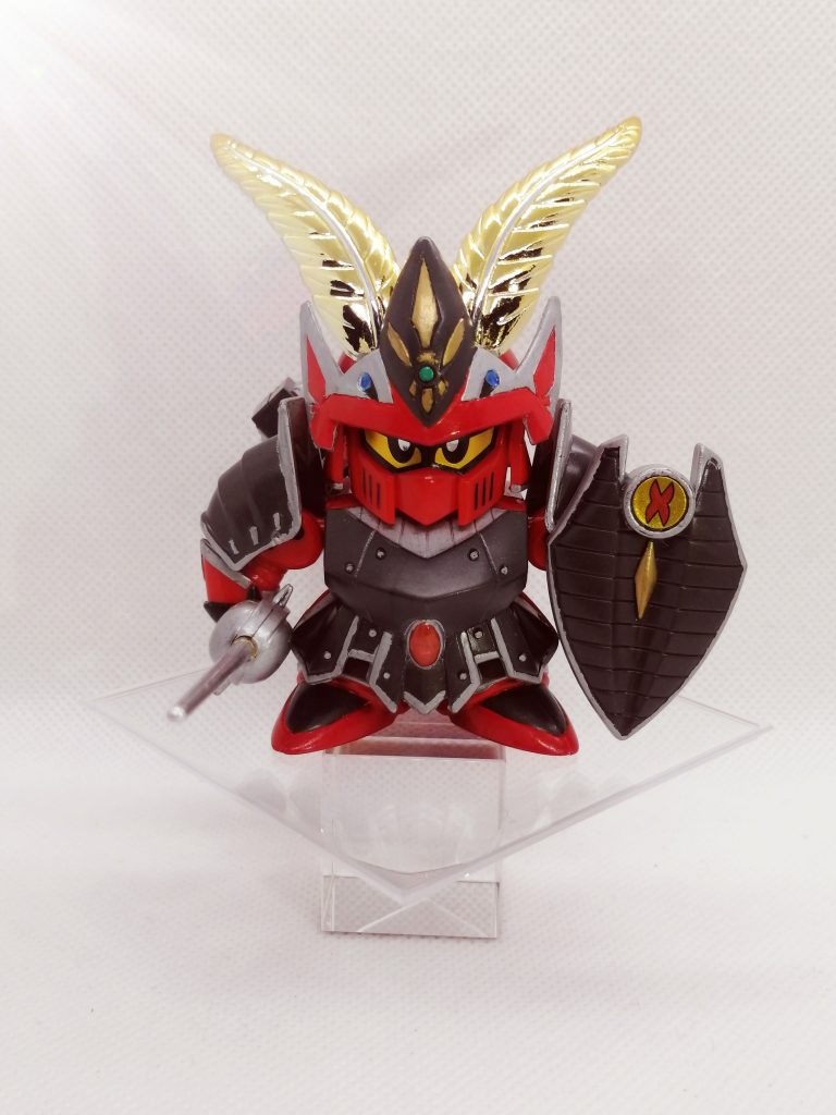 銀の鎧と魔法の盾を装備した姿。本来、鎧は銀色、盾は青で塗装するのが正解ですが、しんどそうだったので、ポイントのみ筆塗りして、妥協しました。でもまあ、これはこれで中世の甲冑らしさが出て、かえって良かったのかも。