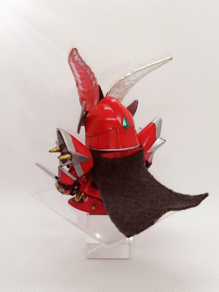 今回の投稿にあたり、組み立て説明書の型紙を利用しフェルトでマントを作ってみました。雰囲気が出ていい感じ。やはりナイト系のキットにはマントが良く似合いますね。