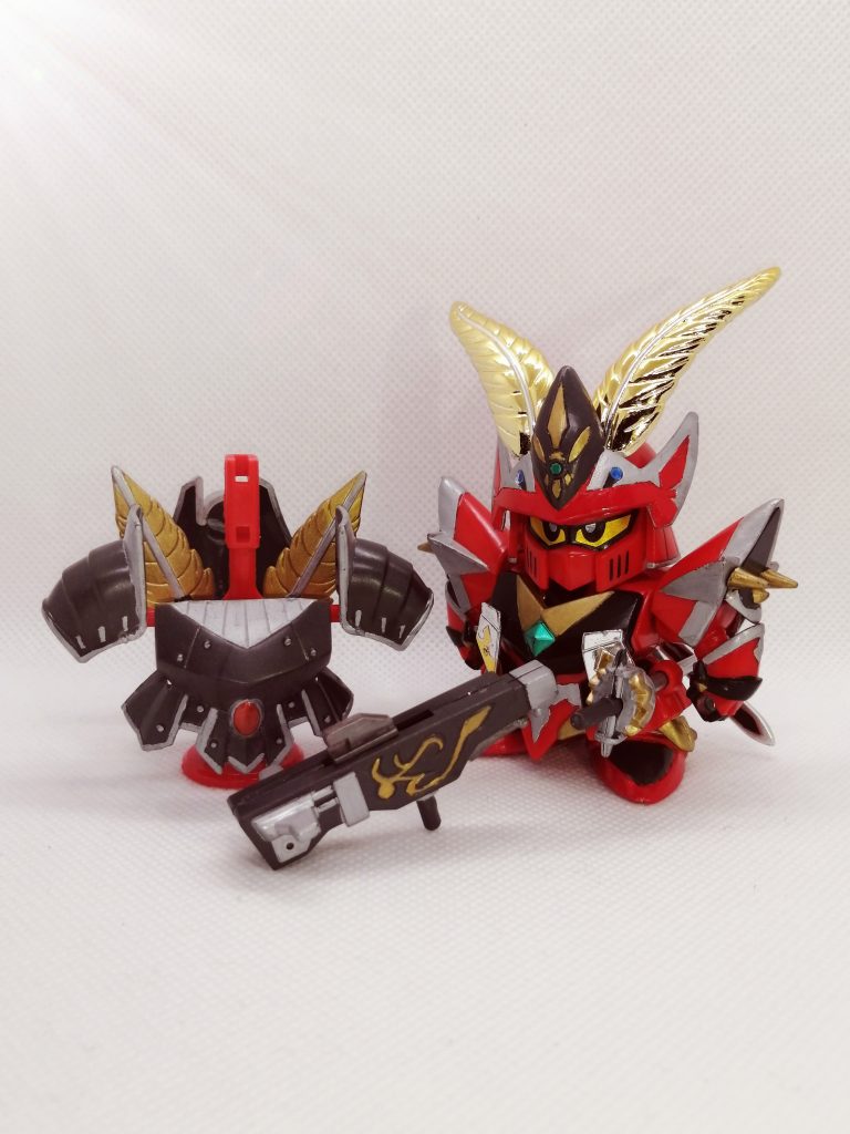 キットには麗騎士本体と武器類のほかに、銀の鎧と魔法の盾が付属しており、着せ替えを楽しめる内容となっています。鎧はNo,78の皇騎士やNo,95のキングガンダムⅡ世と互換性があり、それぞれ交換して遊ぶことができます。