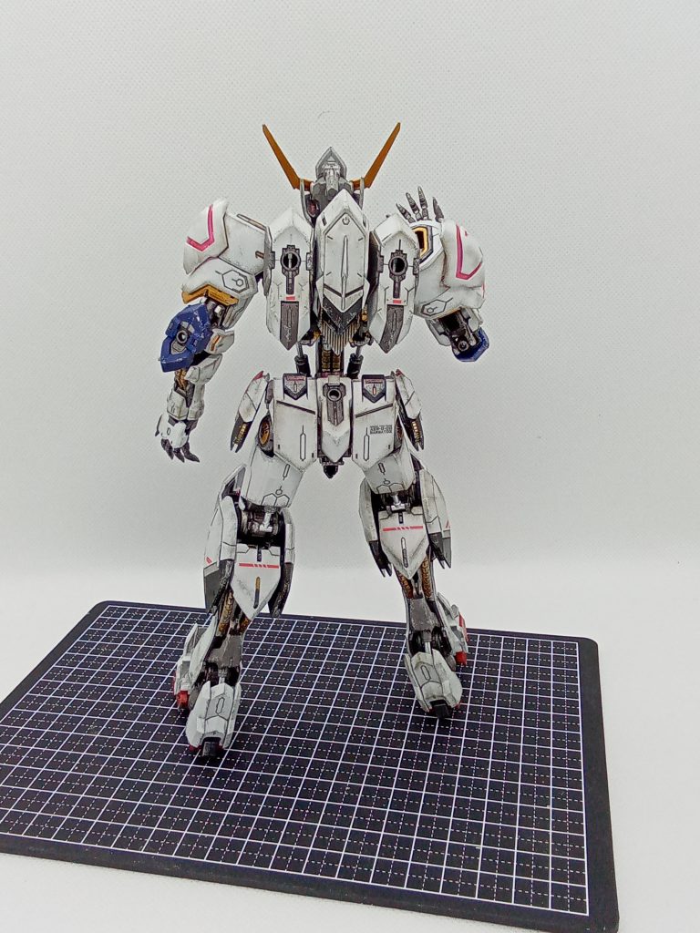 内部フレームもしっかり塗装こうしてみると腰の部分は不安になる細さ一応の完成ですが　武器を改造中