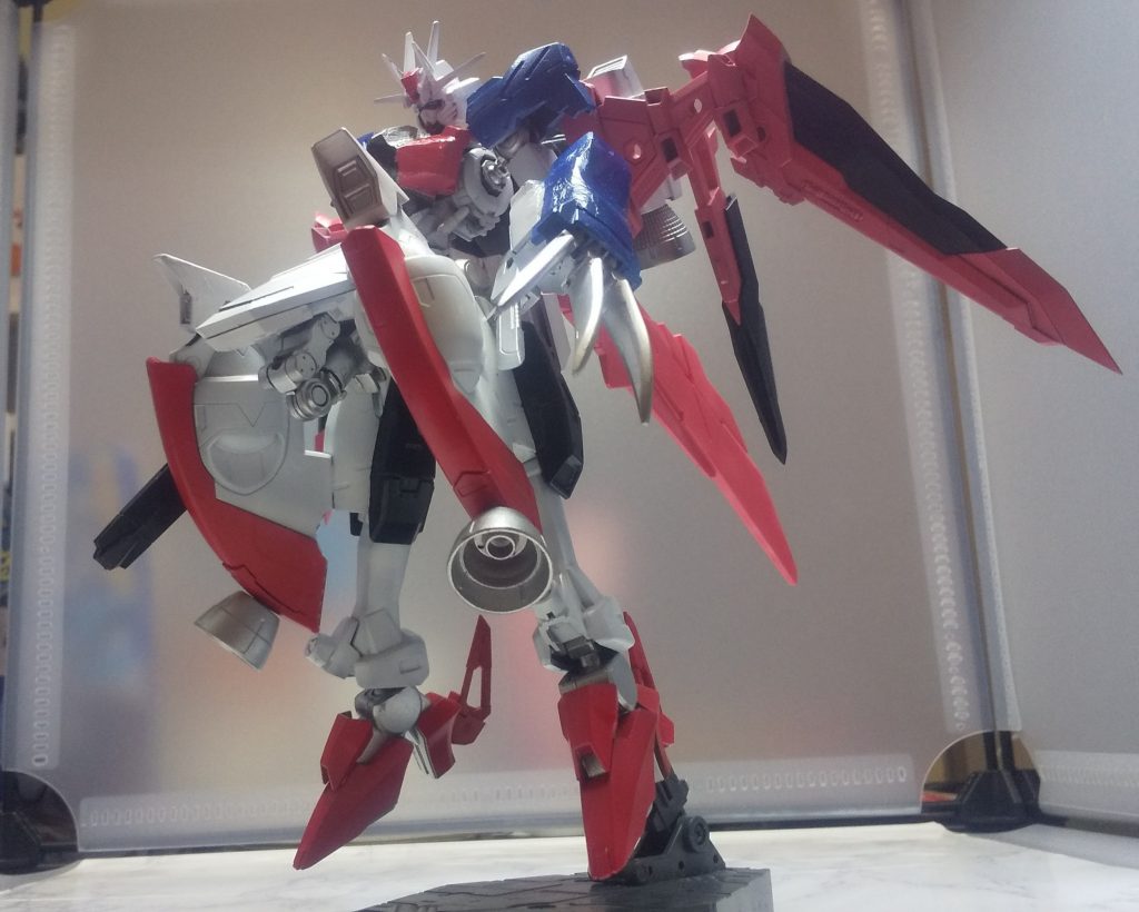 色をでってにーに寄せてみようと思い塗装したものの、メインの白を買い足すことを忘れていたと言うどうしようもねえ失態をぶちかまし、無事製作期間が大幅に延びる。