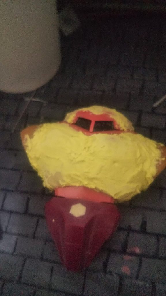 肩幅を広げるためにアッガイの肩のパーツを着けて全体をパテ盛り