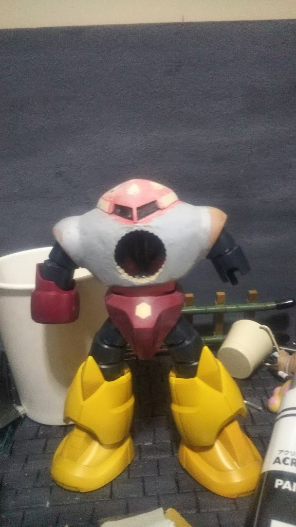  真ん中のあなんある程度開けて絵の具に蓋を置いてから回りをパテ盛り。パテが付きにくい蓋をのお陰できれいに丸ができました。