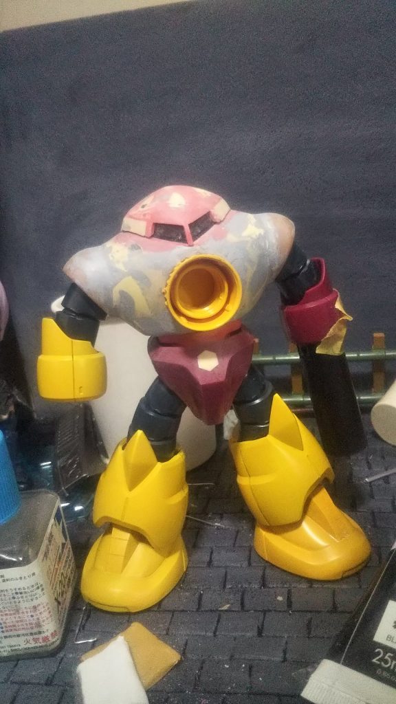 上記を分かっているのに…塗装しにくいのを百も承知で絵の具の蓋を黄色く塗装。