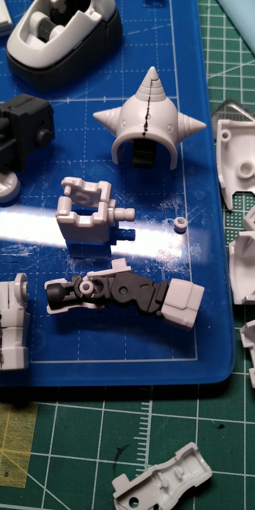 ショルダーアーマーと前腕部は後ハメ加工して合わせ目を消しています詳しく知りたい方はコメントやTwitterまでどうぞ