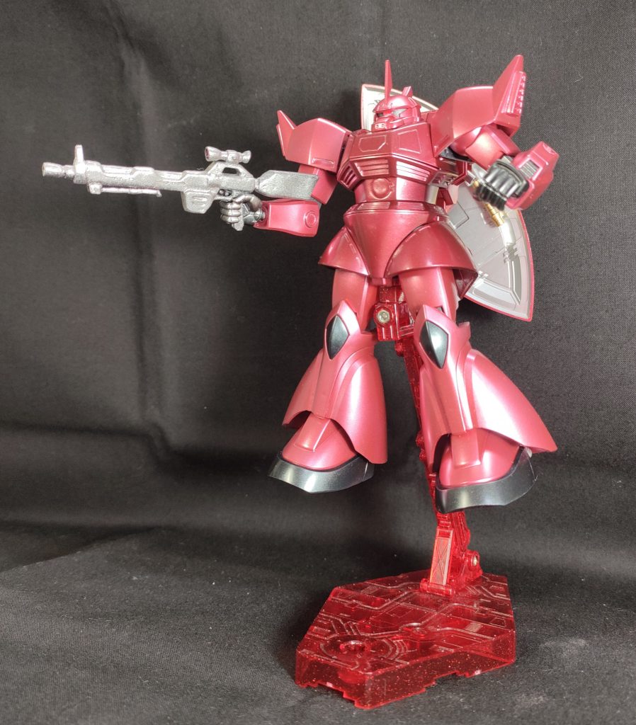 前は胸の筋彫りとコックピットハッチの形を少し変えたぐらい。肩アーマーの追加パーツはマリーネから拝借ビームライフルはグリップ辺りをビームスプレーガンを使ってそこから前と後に延ばしていってなんとか原作っぽい形になりました