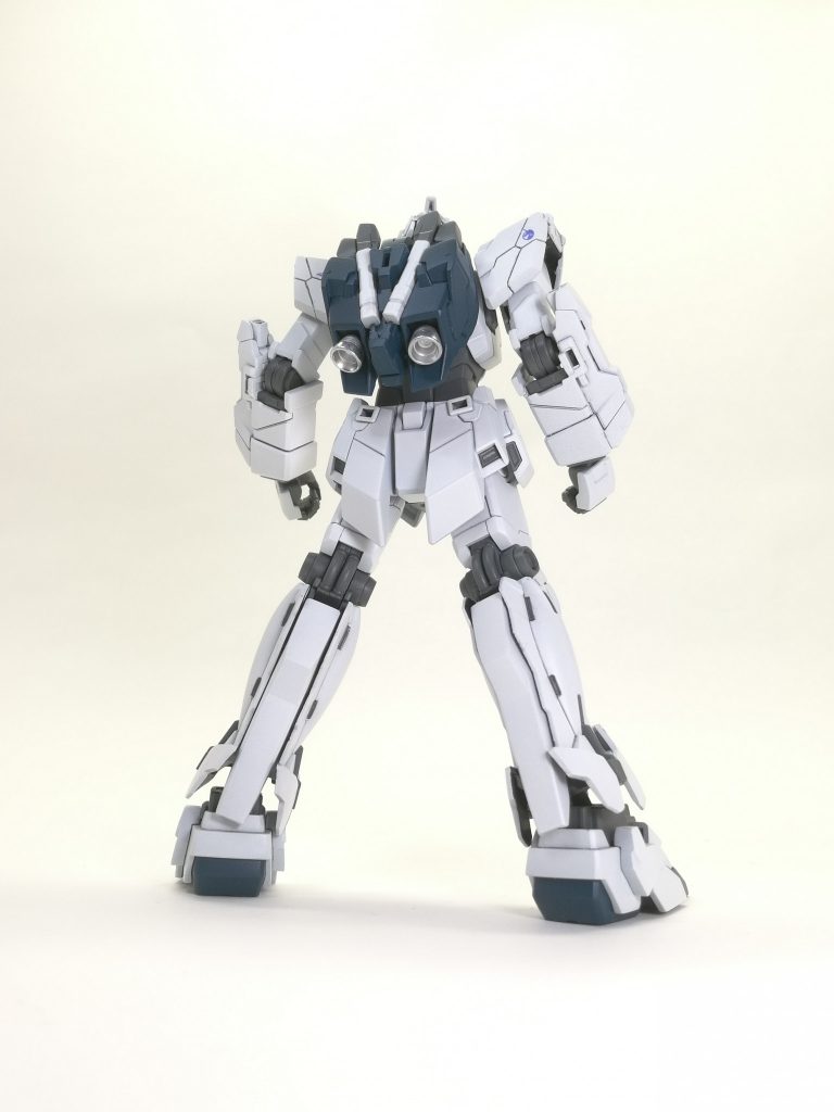 細かい塗り分けはエナメル筆塗り　装甲裏などの見える部分を黒く塗りましたバーニアは4アーティストマーカー