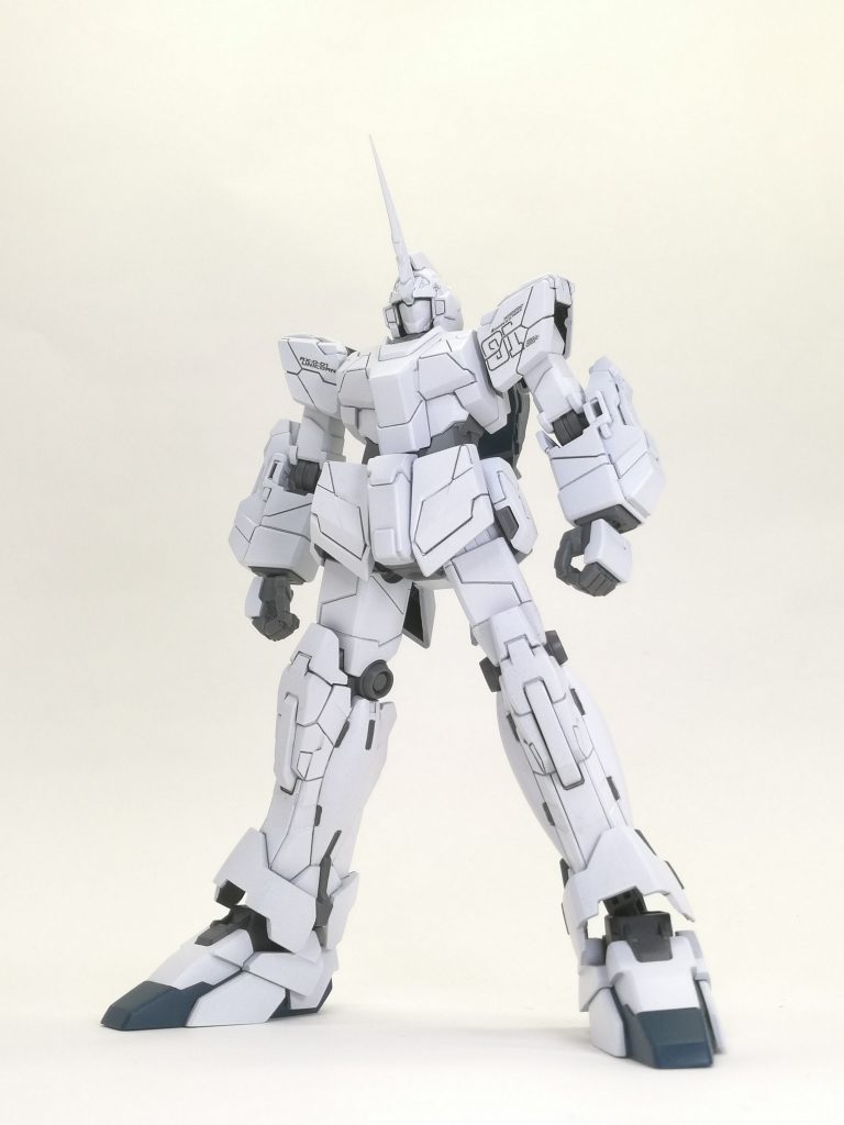 シルバー下地に、今回の白にはムーンストーンパールを混ぜてみました艶を消す前は、わずかにパールの影響があって不思議な質感になりましたが、艶を消すとなくなります