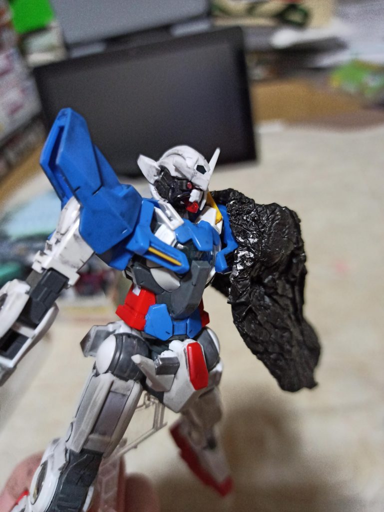 頭の部分はスサノオに着いてたコードと鉄血のモビルワーカーの銃身部分を活かしたガンカメラ。個人的にめっちゃ気に入ってる。