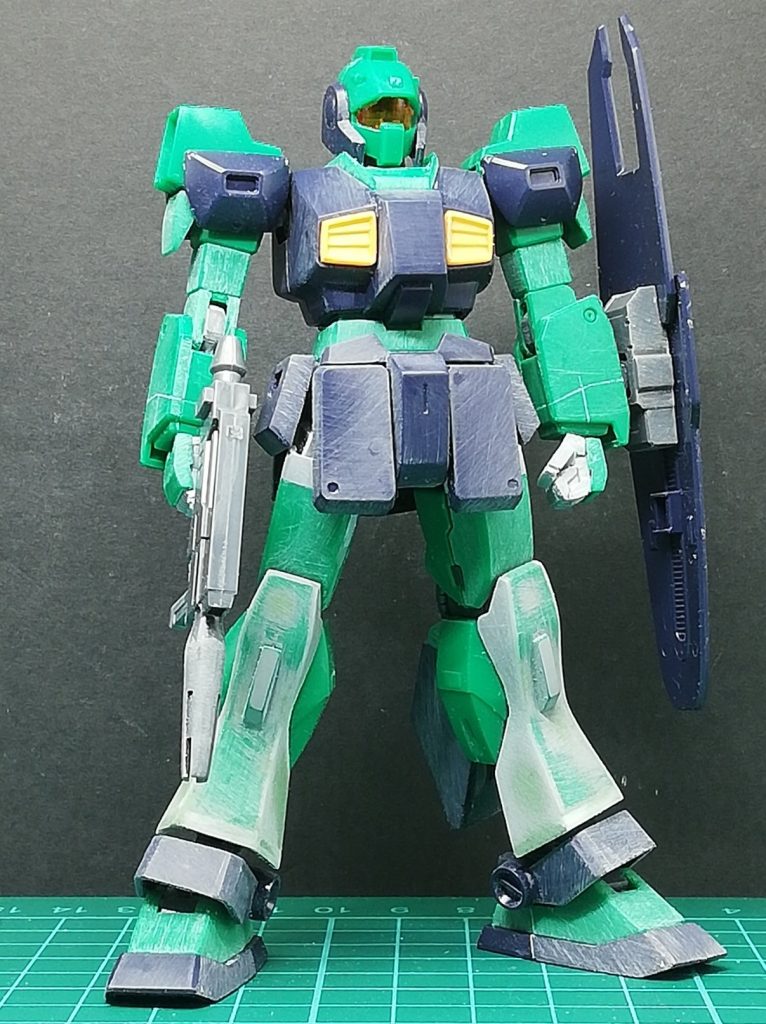 フンドシ、スカートの突き出しを、股間ブロックを切ったり詰めたりで抑え気味にしてます。またすねアーマーにプラ板を貼り足してボリュームアップさせてます。