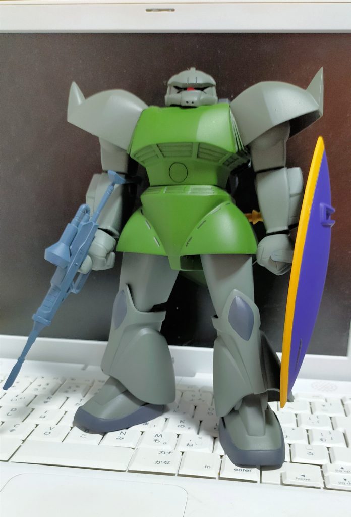 しばらくアップしないうちに、少し仕組みが変わったんですかね。サムネ画像がやりにくい!ま、それは置いといて。スタイルの評判悪いゲルググですが、そんな事なかったです。脛のスカート部分が細いかなーってのと、胸が野暮ったい位でしょうか。胸は脇の所をインテークの角に合わせて削りこんで、蛇腹が1段増えたように見せてます。