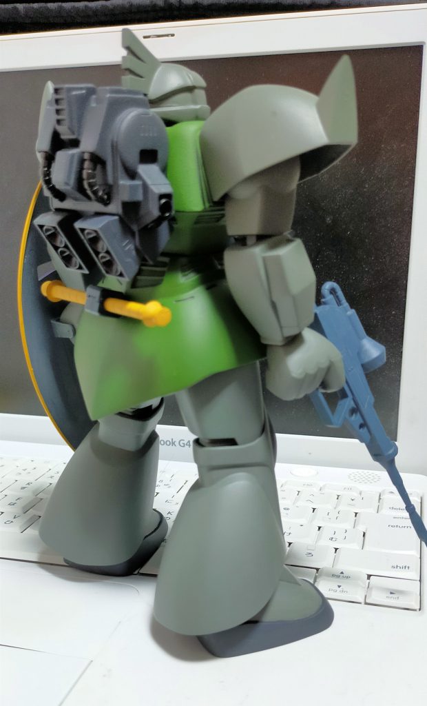 余ってたMGのパーツを使って高機動型にしました。この辺は遊びの範疇で。肩と手首にポリキャップ、脚の付根と足首をボールジョイントにした以外は、そのままです。